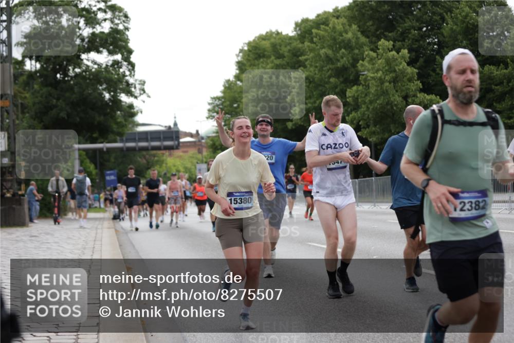 29.06.2025 - hella hamburg halbmarathon Jannik Wohlers http://msf.ph/oto/8275507 29.06.2025 10:34:23 Lombardsbrücke 1025, 2355, 3130, 3420, 4884, 5453, 6310, 6335, 6379, 6843, 7020, 7299, 7386, 7733, 8369, 8793, 9122, 9164, 9448, 9514, 10335, 10674, 11122, 11245, 11646, 12019, 12164, 12236, 12382, 12764, 13311, 13416, 13471, 13473, 14273, 14527, 15310, 15380, 15477, 15984, 16311, 16471, 17412, 18892 meine-sportfotos.de