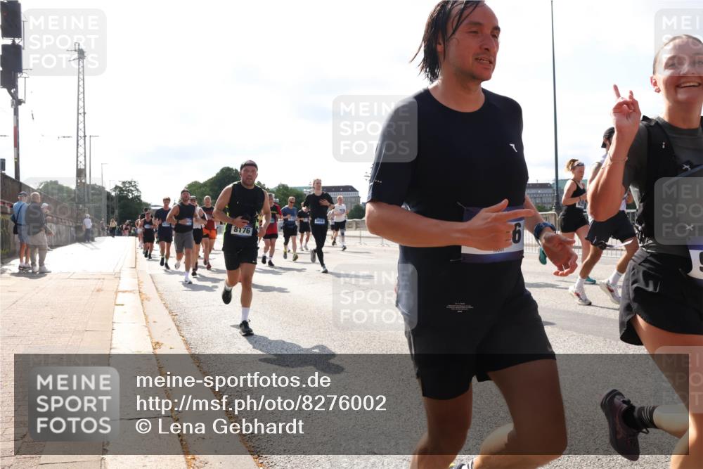 29.06.2025 - hella hamburg halbmarathon Lena Gebhardt http://msf.ph/oto/8276002 29.06.2025 09:57:48 Lombardsbrücke 8176, 1030, 1086, 1094, 1193, 1258, 1320, 1321, 1335, 1422, 1563, 1870, 2119, 2138, 2252, 2397, 2444, 2448, 2488, 2612, 2855, 2946, 3048, 3058, 3091, 3096, 3103, 3114, 3251, 3698, 3999, 4261, 4299, 4379, 4558, 4986, 5018, 5024, 5032, 5305, 5633, 5672, 5775, 5820, 5907, 6125, 6355, 6356, 6374, 6569, 6580, 6585, 6628, 6754, 6762, 6776, 6795, 6942, 7065, 7134, 7221, 7397, 7478, 7509, 7594, 7646, 7742, 7930, 7932, 7952, 7973, 7976, 10191 meine-sportfotos.de