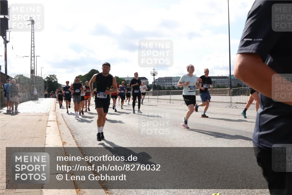 29.06.2025 - hella hamburg halbmarathon Lena Gebhardt http://msf.ph/oto/8276032 29.06.2025 09:57:48 Lombardsbrücke 16750, 14914, 8973, 8176, 17682, 1030, 1086, 1094, 1193, 1258, 1320, 1321, 1335, 1422, 1563, 1870, 2119, 2138, 2252, 2397, 2444, 2448, 2488, 2612, 2855, 2946, 3048, 3058, 3091, 3096, 3103, 3114, 3251, 3698, 3999, 4261, 4299, 4379, 4558, 4986, 5018, 5024, 5032, 5305, 5633, 5672, 5775, 5820, 5907, 6125, 6355, 6356, 6374, 6569, 6580, 6585, 6628, 6754, 6762, 6776, 6795, 6942, 7065, 7134, 7221, 7397, 7478, 7509, 7594, 7646, 7742, 7930, 7932, 7952, 7973, 7976, 10191 meine-sportfotos.de