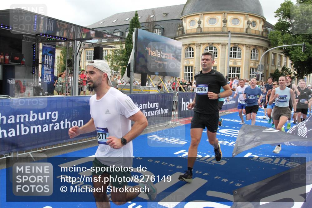 29.06.2025 - hella hamburg halbmarathon Michael Strokosch http://msf.ph/oto/8276149 29.06.2025 10:53:52 Ziel 1422, 1706, 1870, 2518, 5607, 6260, 6877, 7177, 8285, 8335, 9922, 10529, 10891, 12413, 14026, 14818, 15502, 16538, 17740, 18249, 18418, 18487, 18759, 18915, 19177 meine-sportfotos.de