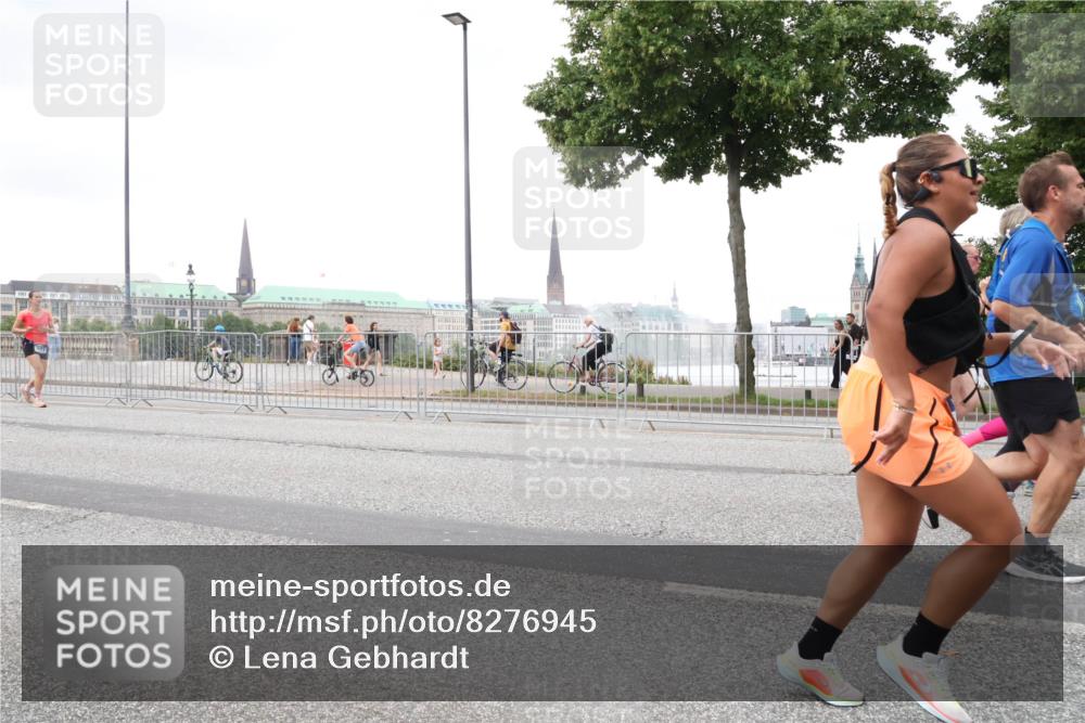 29.06.2025 - hella hamburg halbmarathon Lena Gebhardt http://msf.ph/oto/8276945 29.06.2025 10:54:44 Lombardsbrücke 1198, 1762, 1822, 1949, 2084, 2244, 2532, 2566, 2586, 2632, 3002, 3364, 3761, 3795, 3857, 4191, 4192, 4720, 4971, 5157, 5185, 5216, 5309, 5392, 5500, 5727, 5882, 5933, 5993, 6023, 6279, 6839, 6982, 7498, 7670, 7946, 7986, 8012, 8186, 8801, 8803, 9130, 9521, 9596, 10109, 10331, 10471, 10686, 11033, 11226, 11287, 11354, 11567, 11569, 12240, 12268, 12270, 12930, 13272, 13283, 13944, 13945, 13979, 13980 meine-sportfotos.de
