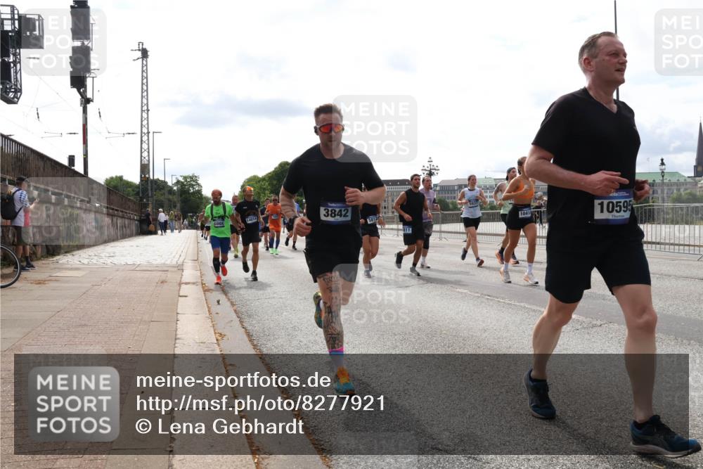 29.06.2025 - hella hamburg halbmarathon Lena Gebhardt http://msf.ph/oto/8277921 29.06.2025 10:20:23 Lombardsbrücke 14014, 3842, 5812, 1041, 10595, 1011, 1046, 1069, 1110, 1115, 1471, 1474, 2053, 2064, 2478, 3278, 3434, 3733, 3842, 4154, 4166, 4422, 4539, 4585, 4614, 4737, 4739, 4754, 4869, 5181, 5397, 5556, 5625, 5659, 5811, 5812, 5831, 5937, 6951, 7018, 7101, 7131, 7137, 7519, 7739, 7744, 7808, 8025, 8387, 8462, 8588, 8738, 9136, 9196, 9722, 9735, 9873, 10041, 10414, 10550, 10595, 10613, 10622, 10647, 10701, 10754, 11028, 11100, 11603, 11835, 11995 meine-sportfotos.de