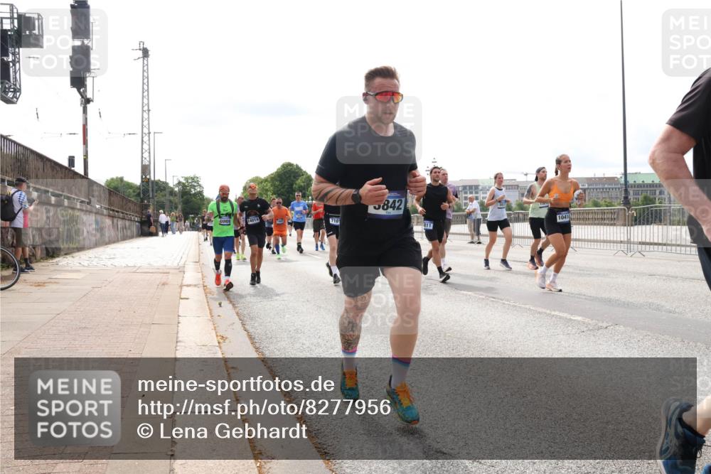 29.06.2025 - hella hamburg halbmarathon Lena Gebhardt http://msf.ph/oto/8277956 29.06.2025 10:20:23 Lombardsbrücke 14014, 710, 5842, 811, 1501, 1011, 1046, 1069, 1110, 1115, 1471, 1474, 2053, 2064, 2478, 3278, 3434, 3733, 3842, 4154, 4166, 4422, 4539, 4585, 4614, 4737, 4739, 4754, 4869, 5181, 5397, 5556, 5625, 5659, 5811, 5812, 5831, 5937, 6951, 7018, 7101, 7131, 7137, 7519, 7739, 7744, 7808, 8025, 8387, 8462, 8588, 8738, 9136, 9196, 9722, 9735, 9873, 10041, 10414, 10550, 10595, 10613, 10622, 10647, 10701, 10754, 11028, 11100, 11603, 11835, 11995 meine-sportfotos.de