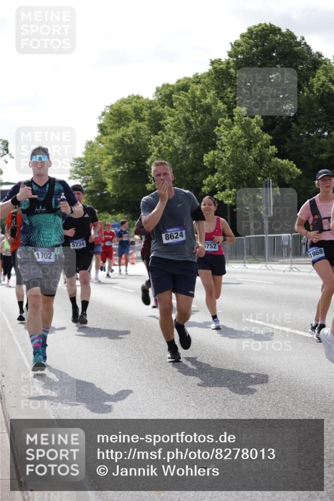 29.06.2025 - hella hamburg halbmarathon Jannik Wohlers http://msf.ph/oto/8278013 29.06.2025 10:02:20 Lombardsbrücke 1702, 2819, 3225, 3630, 3919, 4665, 4904, 5734, 6752, 6815, 6997, 7888, 8003, 8364, 8481, 8483, 8624, 8662, 9006, 9554, 9986, 10128, 10295, 10539, 11250, 11515, 11702, 11782, 11935, 11968, 12908, 13184, 13488, 13491, 14456, 14732, 15217, 15394, 15698, 15834, 15993, 16160, 16233, 16237, 16654, 17757, 17939, 19117, 19146, 19165, 19173, 19176 meine-sportfotos.de