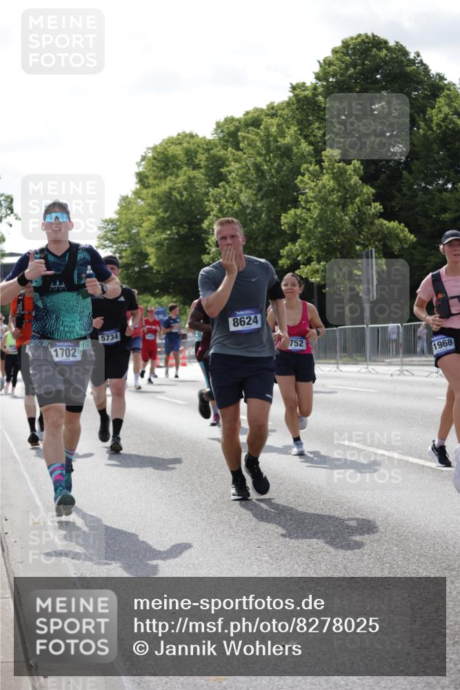 29.06.2025 - hella hamburg halbmarathon Jannik Wohlers http://msf.ph/oto/8278025 29.06.2025 10:02:20 Lombardsbrücke 1702, 2819, 3225, 3630, 3919, 4665, 4904, 5734, 6752, 6815, 6997, 7888, 8003, 8364, 8481, 8483, 8624, 8662, 9006, 9554, 9986, 10128, 10295, 10539, 11250, 11515, 11702, 11782, 11935, 11968, 12908, 13184, 13488, 13491, 14456, 14732, 15217, 15394, 15698, 15834, 15993, 16160, 16233, 16237, 16654, 17757, 17939, 19117, 19146, 19165, 19173, 19176 meine-sportfotos.de
