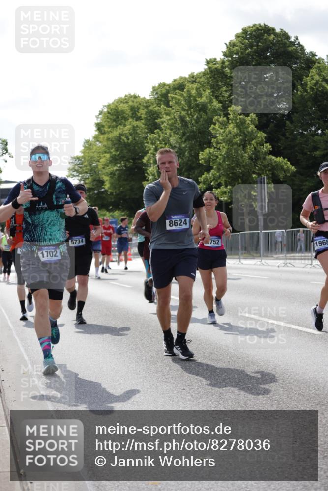 29.06.2025 - hella hamburg halbmarathon Jannik Wohlers http://msf.ph/oto/8278036 29.06.2025 10:02:20 Lombardsbrücke 1702, 2819, 3225, 3630, 3919, 4665, 4904, 5734, 6752, 6815, 6997, 7888, 8003, 8364, 8481, 8483, 8624, 8662, 9006, 9554, 9986, 10128, 10295, 10539, 11250, 11515, 11702, 11782, 11935, 11968, 12908, 13184, 13488, 13491, 14456, 14732, 15217, 15394, 15698, 15834, 15993, 16160, 16233, 16237, 16654, 17757, 17939, 19117, 19146, 19165, 19173, 19176 meine-sportfotos.de
