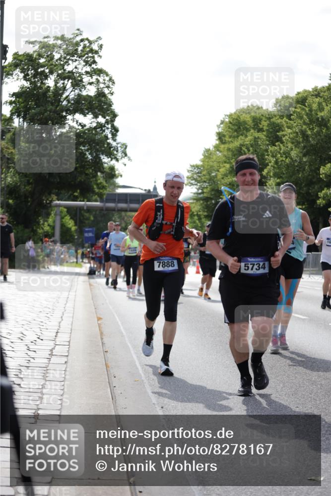 29.06.2025 - hella hamburg halbmarathon Jannik Wohlers http://msf.ph/oto/8278167 29.06.2025 10:02:22 Lombardsbrücke 1702, 2819, 3225, 3630, 3919, 4665, 4904, 5734, 6752, 6815, 6997, 7888, 8003, 8364, 8481, 8483, 8624, 8662, 9006, 9986, 10128, 10295, 10539, 11250, 11515, 11702, 11782, 11935, 11968, 12908, 13184, 13488, 13491, 14224, 14456, 14732, 15217, 15394, 15698, 15834, 15963, 15993, 16160, 16233, 16237, 16654, 17757, 19173, 19176 meine-sportfotos.de