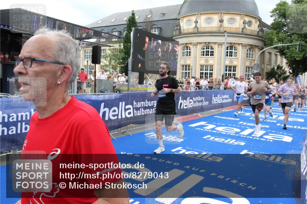 29.06.2025 - hella hamburg halbmarathon Michael Strokosch http://msf.ph/oto/8279043 29.06.2025 10:54:16 Ziel 3103, 3177, 3861, 3898, 5638, 6082, 6084, 6294, 6443, 7274, 8223, 8390, 9791, 12213, 13033, 13397, 13794, 15169, 15524, 16527, 16780, 17087 meine-sportfotos.de