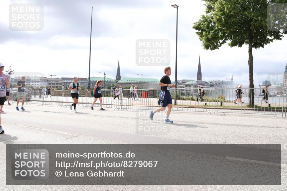 29.06.2025 - hella hamburg halbmarathon Lena Gebhardt http://msf.ph/oto/8279067 29.06.2025 11:09:16 Lombardsbrücke 373, 1140, 1223, 1776, 1832, 2290, 3330, 3505, 3634, 3967, 4219, 4357, 4790, 4800, 4956, 4995, 5101, 5173, 5402, 5443, 5504, 5513, 6435, 6627, 6654, 6934, 7196, 7352, 7904, 7996, 8006, 8008, 8137, 8523, 9197, 9419, 9860, 10032, 10073, 10228, 10535, 10689, 10698, 10850, 10904, 11066, 11751, 11814, 11930, 12142, 12199, 12246, 12948, 14238, 14373, 14547, 14551, 14705, 14706, 16025, 16519 meine-sportfotos.de