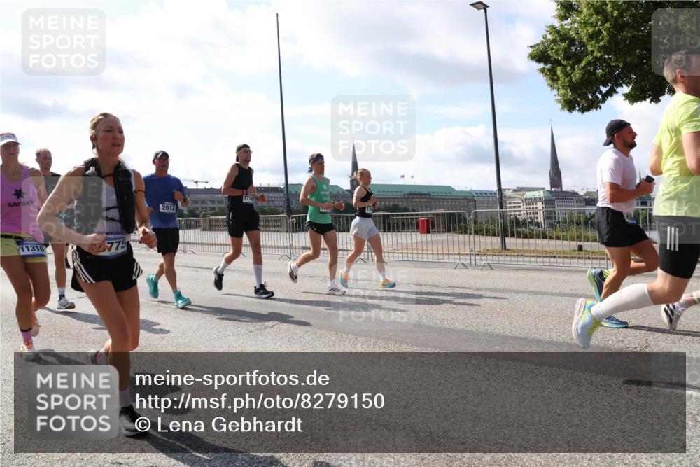 29.06.2025 - hella hamburg halbmarathon Lena Gebhardt http://msf.ph/oto/8279150 29.06.2025 09:58:00 Lombardsbrücke 11310, 775, 2612, 1034, 1094, 1179, 1190, 1193, 1258, 1320, 1321, 1335, 1422, 1563, 1870, 2070, 2138, 2397, 2417, 2444, 2448, 2488, 2612, 2636, 2711, 2946, 3058, 3091, 3114, 3251, 3999, 4261, 4379, 4814, 4903, 5032, 5093, 5305, 5672, 5775, 5820, 5907, 6164, 6355, 6356, 6374, 6569, 6580, 6585, 6628, 6754, 6776, 7065, 7134, 7409, 7478, 7509, 7594, 7646, 7724, 7896, 7930, 7932, 7952, 7973, 7976, 8508 meine-sportfotos.de