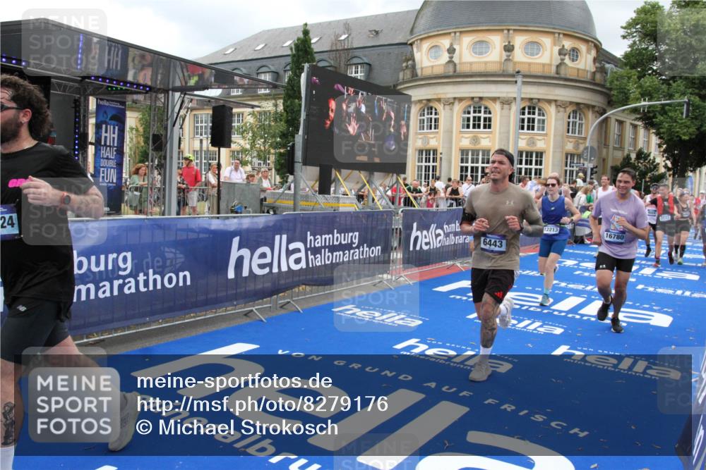 29.06.2025 - hella hamburg halbmarathon Michael Strokosch http://msf.ph/oto/8279176 29.06.2025 10:54:17 Ziel 3103, 3177, 3861, 3898, 5638, 6082, 6084, 6443, 7274, 8223, 8390, 9791, 11430, 12213, 13033, 13794, 13803, 15169, 15524, 16527, 16780, 17087 meine-sportfotos.de