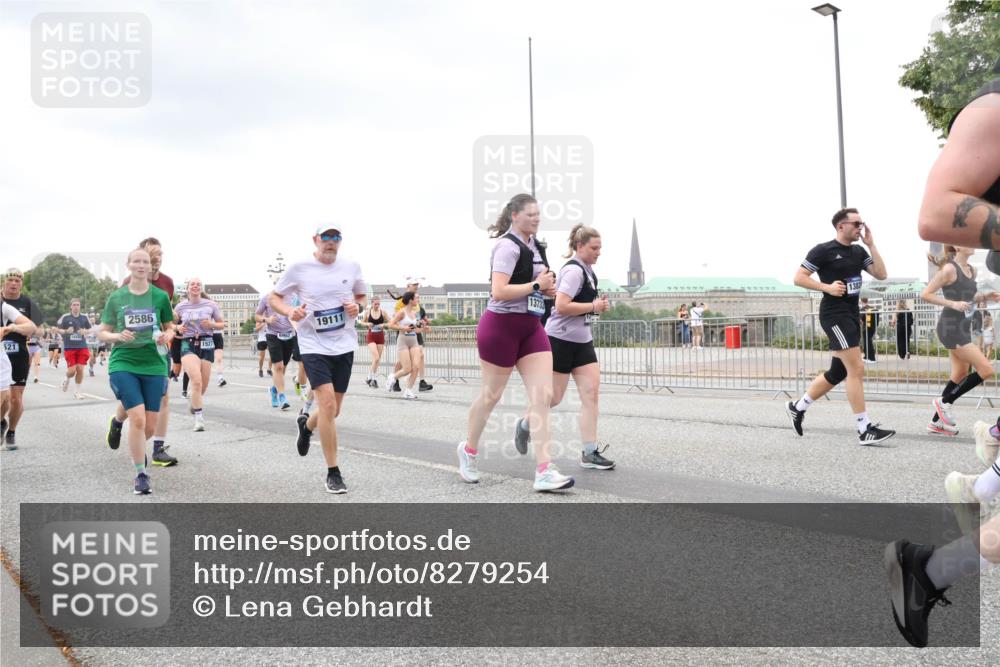 29.06.2025 - hella hamburg halbmarathon Lena Gebhardt http://msf.ph/oto/8279254 29.06.2025 10:54:51 Lombardsbrücke 521, 2586, 1527, 19111, 1373, 1198, 1949, 2084, 2244, 2532, 2566, 2586, 2632, 3002, 3274, 3761, 3795, 3857, 4191, 4192, 4971, 5185, 5216, 5392, 5500, 5727, 5882, 5933, 5993, 6023, 6279, 6839, 6944, 6982, 7238, 7986, 8012, 8186, 9130, 9521, 9596, 10109, 10331, 10471, 10686, 11033, 11226, 11287, 11567, 11569, 11737, 11788, 11908, 12147, 12148, 12240, 12268, 12270, 12930, 13272, 13283, 13548, 13944, 13945, 13979, 13980, 14515 meine-sportfotos.de