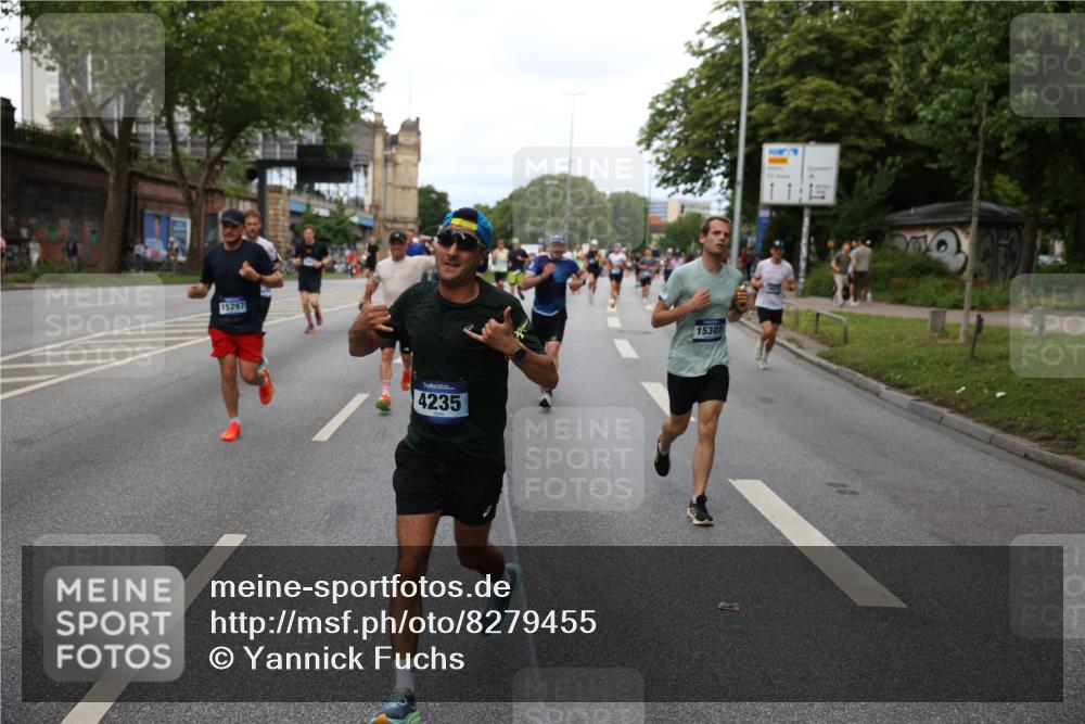 29.06.2025 - hella hamburg halbmarathon Yannick Fuchs http://msf.ph/oto/8279455 29.06.2025 10:37:23 20KM 1353, 1675, 1735, 2653, 4229, 4235, 5011, 5124, 5477, 7035, 7734, 9364, 9371, 9534, 9833, 10251, 11177, 11907, 12839, 13746, 13807, 14226, 14447, 14560, 14813, 15255, 15297, 15301, 15328, 15535, 15706, 15851, 15921, 16333, 16677, 17177, 17733, 17911, 18004, 18274, 18275, 18304, 18632, 18659, 18680, 18987 meine-sportfotos.de