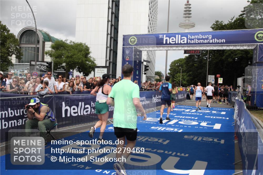 29.06.2025 - hella hamburg halbmarathon Michael Strokosch http://msf.ph/oto/8279469 29.06.2025 11:09:22 Ziel 3062, 4666, 4782, 6014, 8402, 11025, 11271, 11581, 13042, 15307, 18857, 19134 meine-sportfotos.de