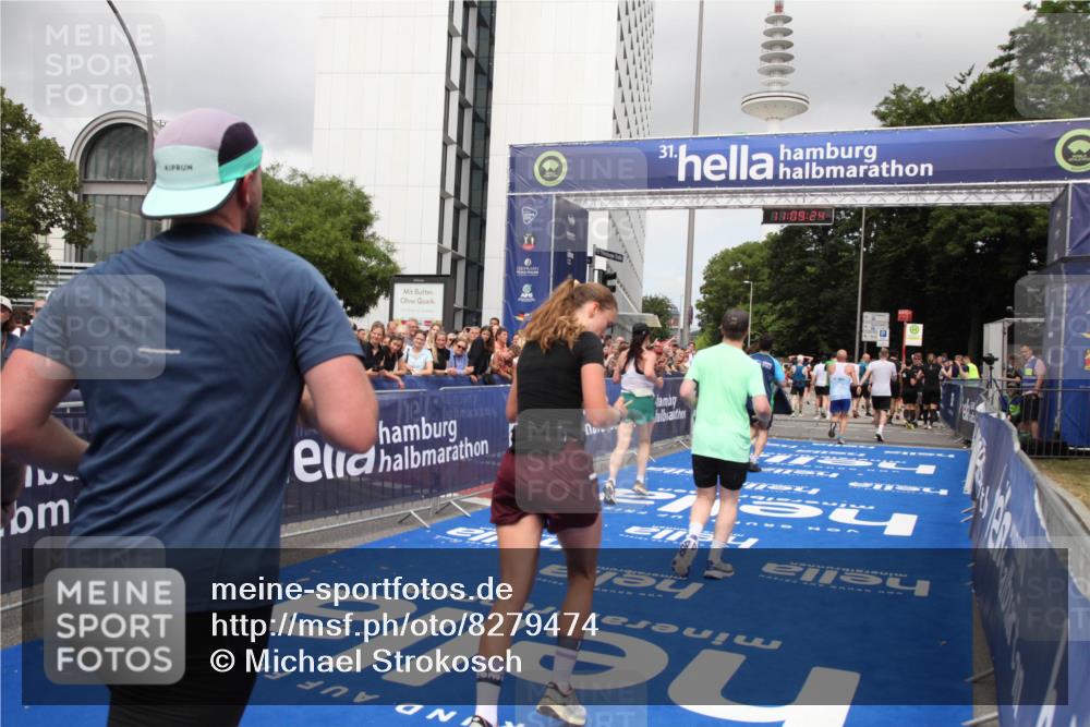 29.06.2025 - hella hamburg halbmarathon Michael Strokosch http://msf.ph/oto/8279474 29.06.2025 11:09:23 Ziel 1329, 3062, 4666, 4782, 6014, 8402, 8520, 11025, 11271, 11523, 11581, 12521, 13042, 15307, 16938, 18857, 19134 meine-sportfotos.de