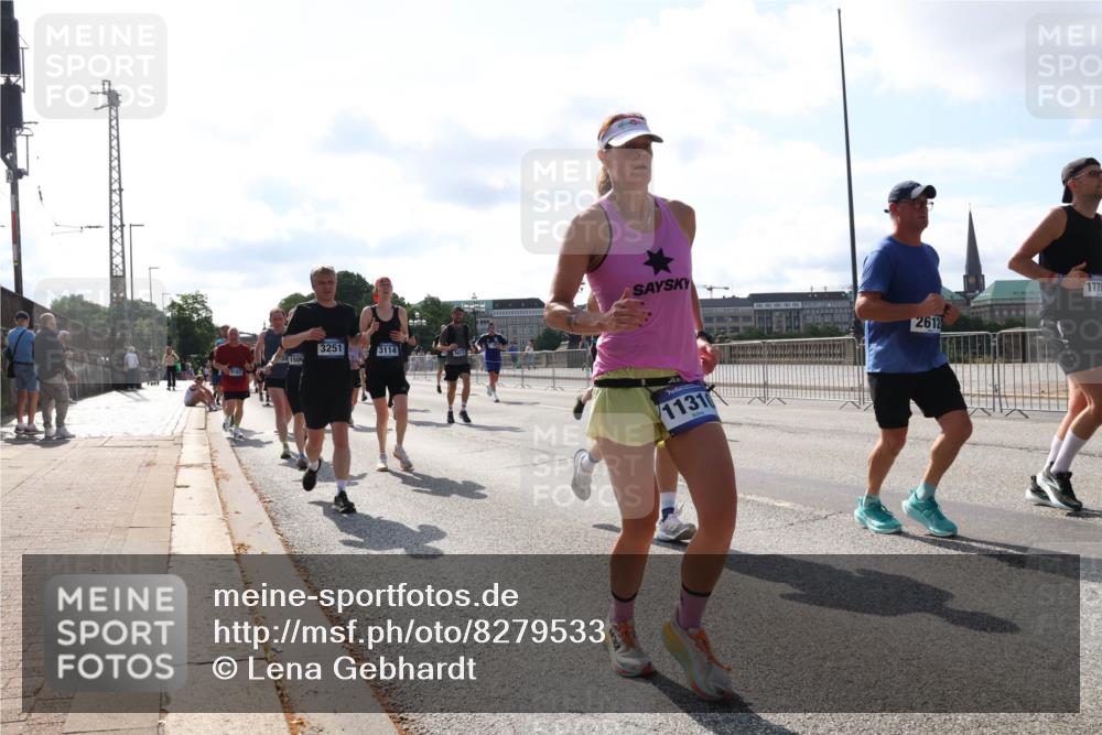 29.06.2025 - hella hamburg halbmarathon Lena Gebhardt http://msf.ph/oto/8279533 29.06.2025 09:58:01 Lombardsbrücke 1506, 3251, 3114, 1131, 2612, 1776, 1034, 1094, 1179, 1190, 1258, 1320, 1321, 1335, 1422, 1563, 1870, 2034, 2070, 2138, 2397, 2417, 2448, 2488, 2612, 2636, 2711, 2946, 3058, 3091, 3114, 3251, 3999, 4261, 4379, 4814, 4903, 5032, 5093, 5305, 5672, 5775, 5820, 5907, 6164, 6355, 6356, 6374, 6569, 6580, 6585, 6628, 6754, 6776, 7065, 7134, 7409, 7478, 7509, 7594, 7646, 7724, 7896, 7930, 7932, 7952, 7973, 7976, 8508, 8590, 9057, 9656 meine-sportfotos.de