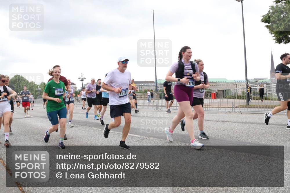 29.06.2025 - hella hamburg halbmarathon Lena Gebhardt http://msf.ph/oto/8279582 29.06.2025 10:54:52 Lombardsbrücke 1128, 2586, 1527, 3733, 19111, 1138, 1198, 1949, 2084, 2244, 2452, 2532, 2566, 2586, 2632, 3002, 3274, 3761, 3795, 3857, 4191, 4192, 4971, 5185, 5216, 5392, 5500, 5727, 5882, 5933, 5993, 6023, 6279, 6395, 6396, 6839, 6944, 6982, 7238, 7986, 8012, 8186, 9130, 9521, 9596, 10109, 10331, 10471, 10686, 11033, 11226, 11287, 11567, 11569, 11737, 11788, 11908, 12147, 12148, 12240, 12268, 12270, 12930, 13272, 13283, 13548, 13944, 13945, 13979, 13980, 14515 meine-sportfotos.de