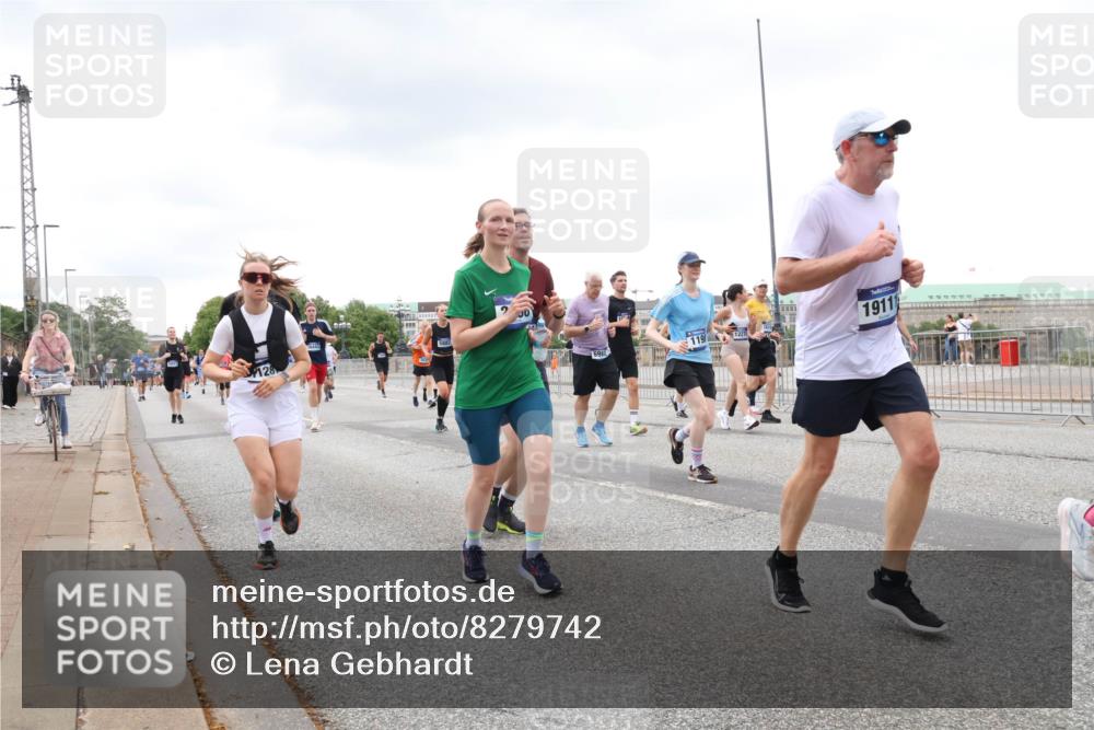 29.06.2025 - hella hamburg halbmarathon Lena Gebhardt http://msf.ph/oto/8279742 29.06.2025 10:54:52 Lombardsbrücke 128, 5882, 1911, 1198, 1949, 2084, 2244, 2452, 2532, 2566, 2586, 2632, 3002, 3274, 3761, 3795, 3857, 4191, 4192, 4971, 5185, 5216, 5392, 5500, 5727, 5882, 5933, 5993, 6023, 6279, 6395, 6396, 6839, 6944, 6982, 7238, 7986, 8012, 8186, 9130, 9521, 9596, 10109, 10331, 10471, 10686, 11033, 11226, 11287, 11567, 11569, 11737, 11788, 11908, 12147, 12148, 12240, 12268, 12270, 12930, 13272, 13283, 13548, 13944, 13945, 13979, 13980, 14515 meine-sportfotos.de