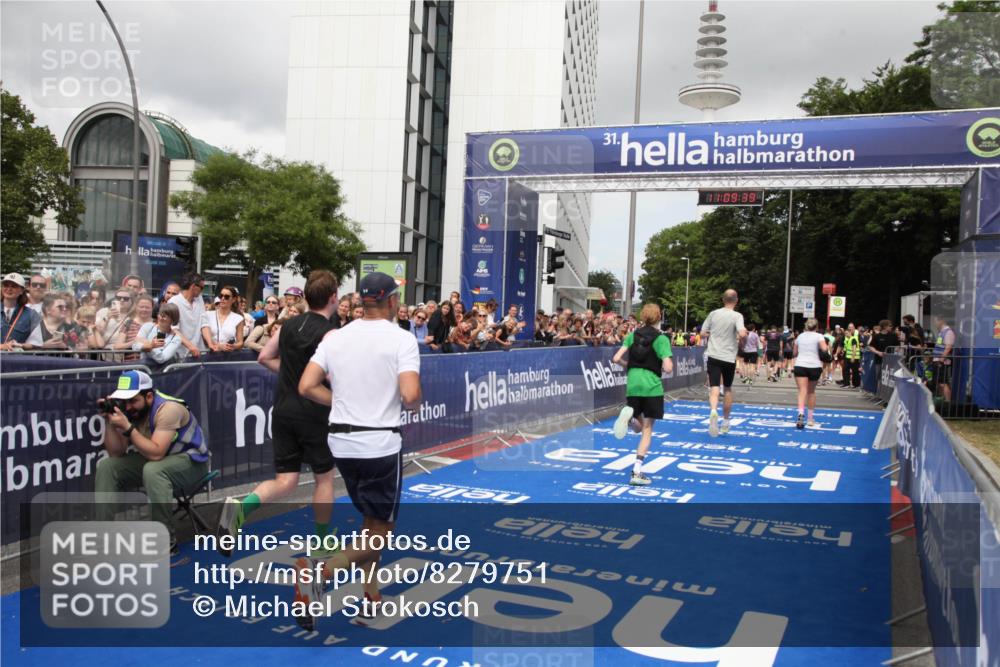 29.06.2025 - hella hamburg halbmarathon Michael Strokosch http://msf.ph/oto/8279751 29.06.2025 11:09:37 Ziel 1367, 4014, 5423, 14497, 15394, 15700, 16208, 17128 meine-sportfotos.de