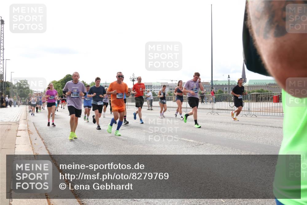 29.06.2025 - hella hamburg halbmarathon Lena Gebhardt http://msf.ph/oto/8279769 29.06.2025 10:20:27 Lombardsbrücke 8025, 1046, 14894, 15481, 1069, 17671, 1011, 1046, 1069, 1110, 1115, 1471, 1474, 2053, 2064, 2101, 2325, 2478, 2834, 3278, 3434, 3733, 3781, 3842, 4154, 4166, 4288, 4422, 4585, 4614, 4737, 4739, 4754, 4869, 5181, 5397, 5556, 5625, 5659, 5811, 5812, 5831, 5937, 6951, 7018, 7101, 7131, 7519, 7739, 7744, 7808, 8025, 8387, 8462, 8588, 8738, 9136, 9196, 9722, 9735, 9873, 10041, 10414, 10550, 10595, 10613, 10647, 10701, 10754, 11028, 11100, 11603, 11835, 11995 meine-sportfotos.de