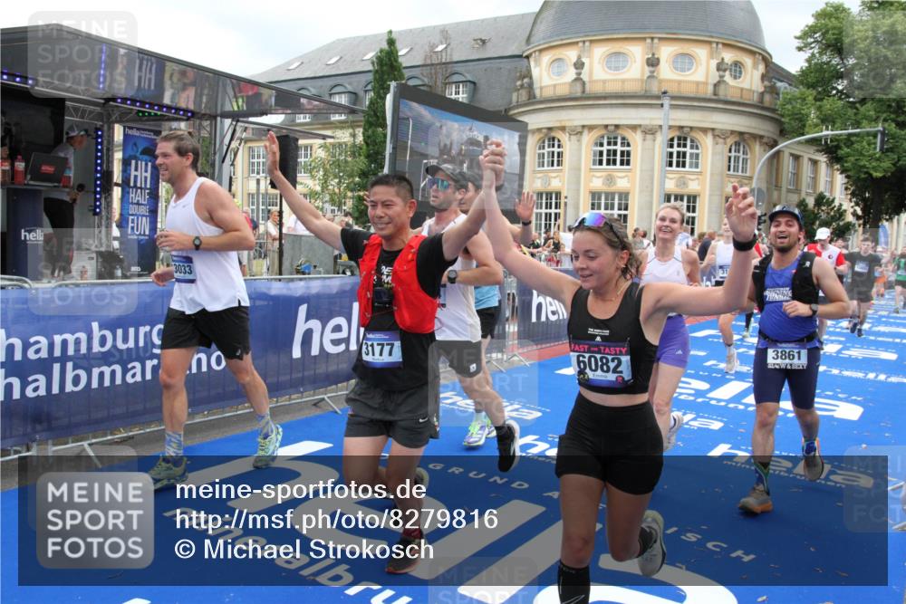 29.06.2025 - hella hamburg halbmarathon Michael Strokosch http://msf.ph/oto/8279816 29.06.2025 10:54:21 Ziel 1267, 3103, 3177, 3861, 6082, 6084, 6512, 7274, 8223, 11430, 13033, 13289, 13803, 15169, 15946, 16527, 16574, 16750, 16879, 17087, 17698, 18268 meine-sportfotos.de