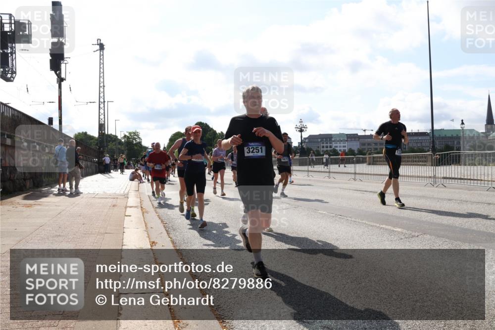 29.06.2025 - hella hamburg halbmarathon Lena Gebhardt http://msf.ph/oto/8279886 29.06.2025 09:58:02 Lombardsbrücke 3251, 1034, 1094, 1179, 1190, 1258, 1320, 1321, 1335, 1563, 1815, 1870, 2034, 2070, 2138, 2397, 2417, 2448, 2488, 2612, 2636, 2711, 2946, 3058, 3091, 3114, 3251, 3999, 4261, 4379, 4814, 4903, 5032, 5093, 5305, 5672, 5775, 5820, 5907, 6164, 6355, 6356, 6374, 6569, 6580, 6585, 6628, 6754, 6776, 6897, 7065, 7134, 7409, 7478, 7509, 7594, 7646, 7724, 7856, 7896, 7952, 7973, 7976, 8508, 8590, 9012, 9057, 9562, 9656 meine-sportfotos.de