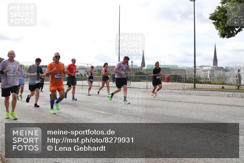 29.06.2025 - hella hamburg halbmarathon Lena Gebhardt http://msf.ph/oto/8279931 29.06.2025 10:20:27 Lombardsbrücke 1046, 14894, 1069, 17671, 15481, 1011, 1046, 1069, 1110, 1115, 1471, 1474, 2053, 2064, 2101, 2325, 2478, 2834, 3278, 3434, 3733, 3781, 3842, 4154, 4166, 4288, 4422, 4585, 4614, 4737, 4739, 4754, 4869, 5181, 5397, 5556, 5625, 5659, 5811, 5812, 5831, 5937, 6951, 7018, 7101, 7131, 7519, 7739, 7744, 7808, 8025, 8387, 8462, 8588, 8738, 9136, 9196, 9722, 9735, 9873, 10041, 10414, 10550, 10595, 10613, 10647, 10701, 10754, 11028, 11100, 11603, 11835, 11995 meine-sportfotos.de