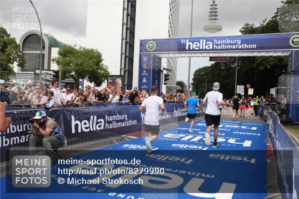 29.06.2025 - hella hamburg halbmarathon Michael Strokosch http://msf.ph/oto/8279990 29.06.2025 11:09:50 Ziel 8926, 9663, 10791, 13370, 15012, 15697, 17708 meine-sportfotos.de