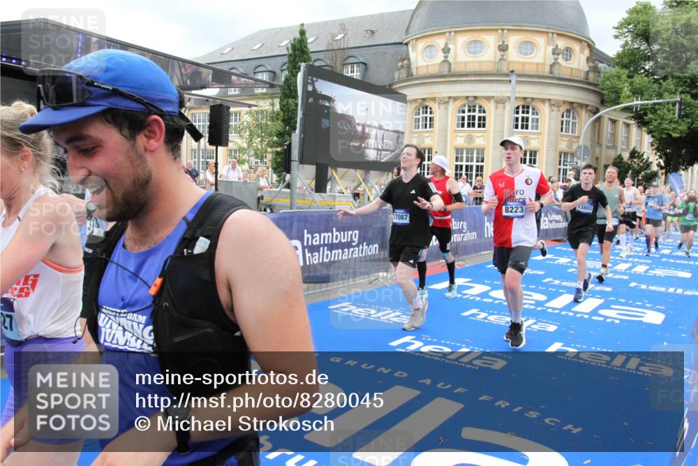 29.06.2025 - hella hamburg halbmarathon Michael Strokosch http://msf.ph/oto/8280045 29.06.2025 10:54:22 Ziel 1267, 1442, 3103, 3177, 3861, 6082, 6084, 6511, 6512, 7274, 8223, 8772, 11430, 13033, 13289, 13803, 15946, 16527, 16574, 16750, 16879, 17087, 17698, 18268 meine-sportfotos.de