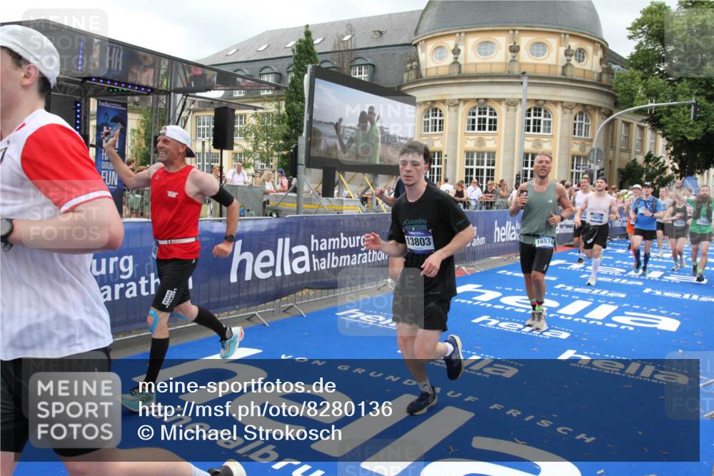 29.06.2025 - hella hamburg halbmarathon Michael Strokosch http://msf.ph/oto/8280136 29.06.2025 10:54:24 Ziel 1267, 1442, 3103, 3426, 3861, 4635, 6511, 6512, 7274, 8223, 8772, 11430, 12362, 13289, 13803, 15946, 16327, 16527, 16574, 16750, 16879, 17087, 17698, 18268 meine-sportfotos.de