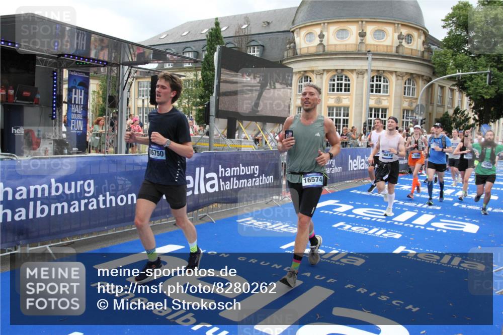 29.06.2025 - hella hamburg halbmarathon Michael Strokosch http://msf.ph/oto/8280262 29.06.2025 10:54:25 Ziel 1267, 1442, 3426, 4635, 6511, 6512, 8223, 8772, 11009, 11430, 12321, 12362, 13289, 13803, 15946, 16327, 16574, 16750, 16879, 17087, 17698, 18268, 19067 meine-sportfotos.de
