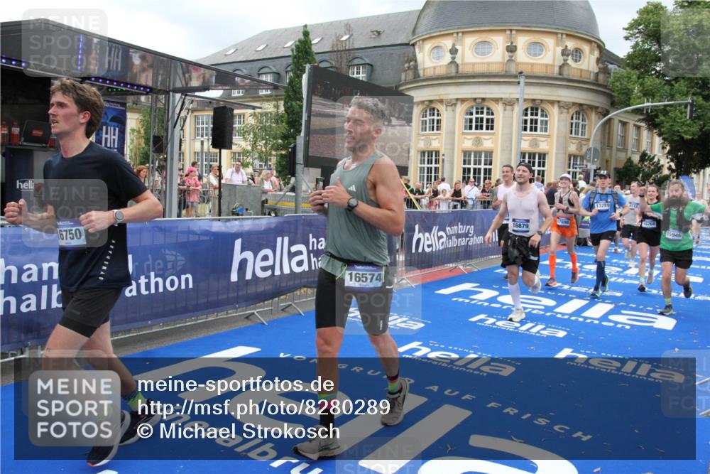 29.06.2025 - hella hamburg halbmarathon Michael Strokosch http://msf.ph/oto/8280289 29.06.2025 10:54:25 Ziel 1267, 1442, 3426, 4635, 6511, 6512, 8223, 8772, 11009, 11430, 12321, 12362, 13289, 13803, 15946, 16327, 16574, 16750, 16879, 17087, 17698, 18268, 19067 meine-sportfotos.de