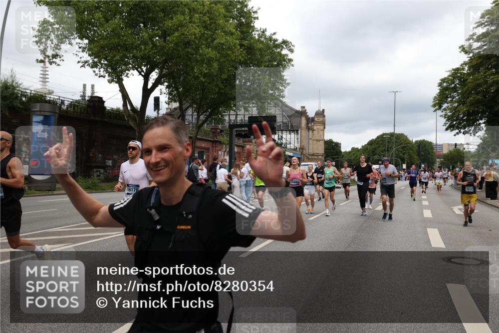 29.06.2025 - hella hamburg halbmarathon Yannick Fuchs http://msf.ph/oto/8280354 29.06.2025 10:49:41 20KM 1179, 1193, 1834, 2612, 3058, 3668, 4951, 5643, 5672, 6569, 6591, 6924, 7147, 7594, 7742, 7976, 8255, 8573, 8639, 9361, 9562, 10582, 11039, 12196, 12545, 13234, 13236, 13474, 14365, 15184, 15484, 15584, 15818, 15884, 16176, 16213, 16375, 16401, 16521, 16786, 17133, 17259, 17615, 17640, 17642, 17734, 17940, 18064, 18212, 18290, 18325, 18340, 18495, 18741, 18746, 18835, 19120, 19152 meine-sportfotos.de