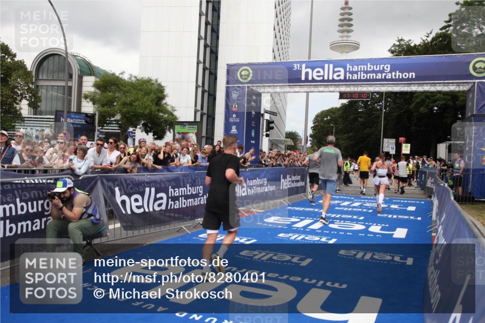 29.06.2025 - hella hamburg halbmarathon Michael Strokosch http://msf.ph/oto/8280401 29.06.2025 11:10:09 Ziel 1729, 3691, 7209, 13610, 14384, 16456, 18429, 18910 meine-sportfotos.de