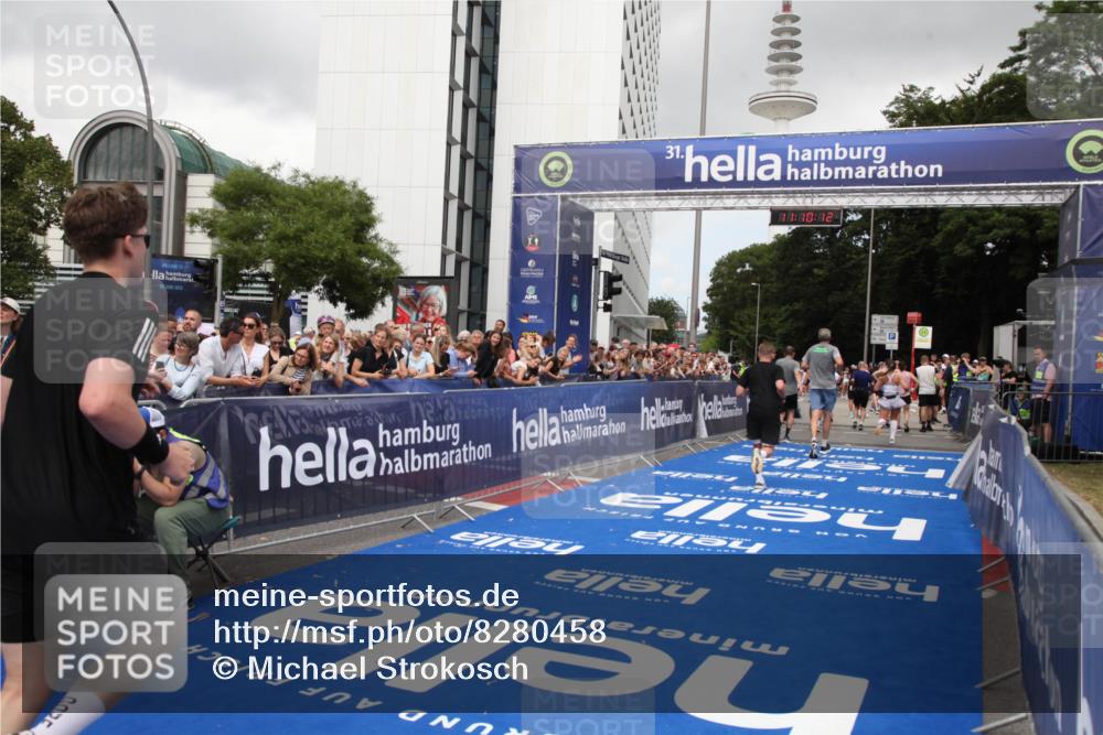 29.06.2025 - hella hamburg halbmarathon Michael Strokosch http://msf.ph/oto/8280458 29.06.2025 11:10:11 Ziel 3691, 13610, 14384, 14436, 17847, 18429, 18910 meine-sportfotos.de