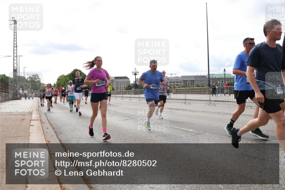 29.06.2025 - hella hamburg halbmarathon Lena Gebhardt http://msf.ph/oto/8280502 29.06.2025 10:20:29 Lombardsbrücke 8025, 11835, 7131, 14894, 12056, 17, 1011, 1046, 1069, 1115, 1471, 1474, 2053, 2064, 2101, 2325, 2478, 2834, 3278, 3434, 3733, 3781, 3842, 4154, 4166, 4288, 4422, 4585, 4614, 4737, 4739, 4754, 4869, 5181, 5556, 5625, 5659, 5811, 5812, 5831, 5937, 6608, 6951, 7018, 7101, 7131, 7519, 7739, 7744, 7808, 8025, 8387, 8462, 8588, 8738, 8940, 9136, 9196, 9722, 9735, 9873, 10041, 10050, 10350, 10414, 10550, 10595, 10613, 10647, 10701, 10754, 11028, 11100, 11603, 11835, 11995 meine-sportfotos.de