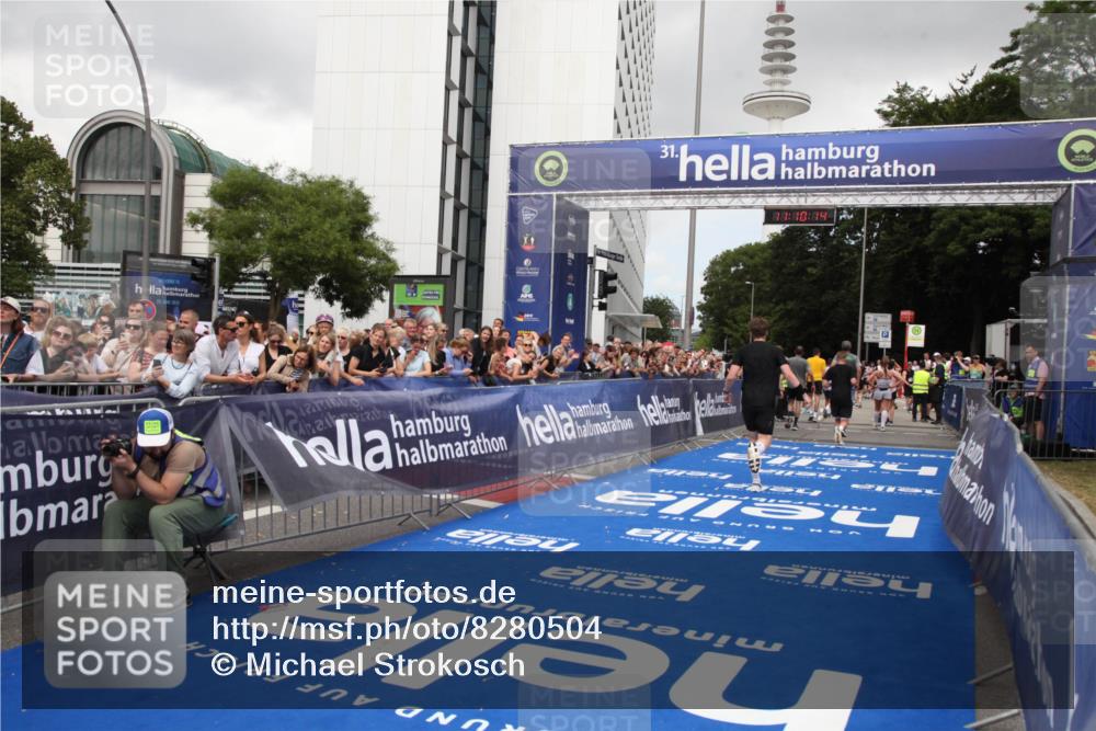 29.06.2025 - hella hamburg halbmarathon Michael Strokosch http://msf.ph/oto/8280504 29.06.2025 11:10:13 Ziel 2110, 7840, 10709, 13610, 14384, 14436, 14488, 15462, 17847, 18910 meine-sportfotos.de