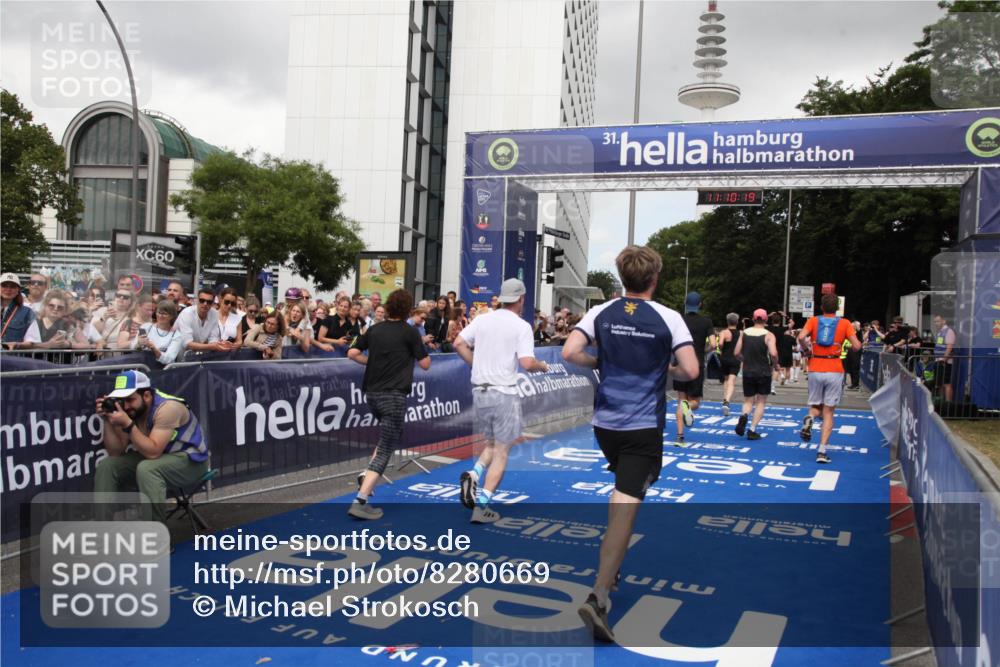 29.06.2025 - hella hamburg halbmarathon Michael Strokosch http://msf.ph/oto/8280669 29.06.2025 11:10:18 Ziel 1850, 1859, 2110, 2359, 3176, 3729, 4007, 7741, 7840, 10343, 10709, 11542, 13788, 14436, 14488, 15462, 17847, 18957 meine-sportfotos.de
