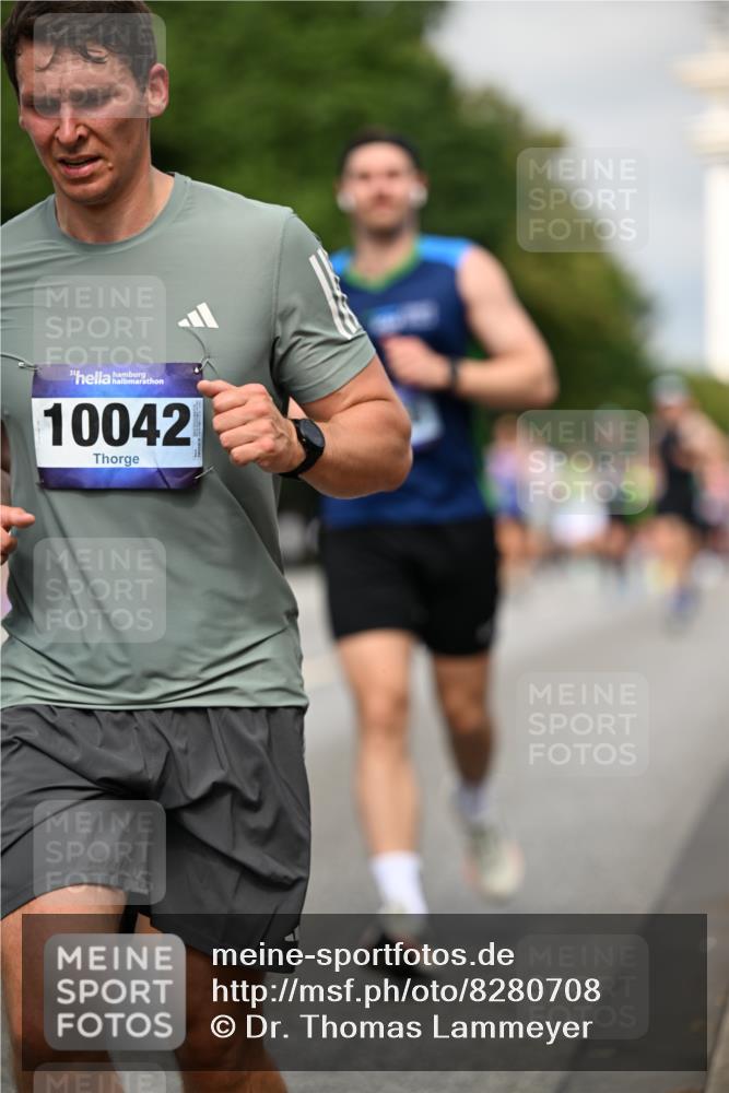 29.06.2025 - hella hamburg halbmarathon Dr. Thomas Lammeyer http://msf.ph/oto/8280708 29.06.2025 10:15:46 Kennedybrücke 1062, 1790, 2661, 3837, 5254, 6966, 7370, 7474, 7571, 8368, 9119, 9254, 10042, 10428 meine-sportfotos.de
