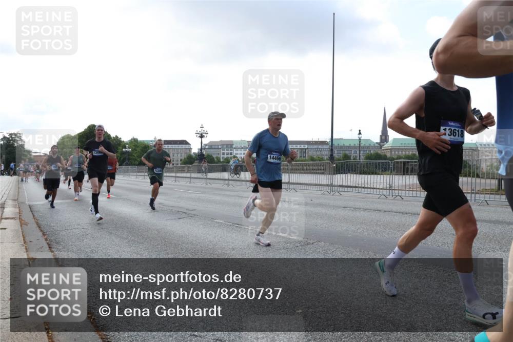 29.06.2025 - hella hamburg halbmarathon Lena Gebhardt http://msf.ph/oto/8280737 29.06.2025 09:45:33 Lombardsbrücke 70, 1306, 0876, 12308, 14466, 13618, 57, 1686, 1707, 1758, 1990, 2689, 2746, 3043, 4050, 4129, 4679, 4698, 4749, 5070, 5187, 5328, 5550, 5746, 5826, 6358, 6781, 7272, 7389, 7481, 7651, 7723, 7965, 8190, 8209, 8883, 9137, 9381, 9571, 9634, 10017, 10171, 10486, 10876, 11120, 11169, 11413, 11857, 12049, 12232, 12234, 12308, 12595, 12691, 12900, 12988, 13066, 13343, 13618, 14028, 14140, 14289, 15672, 15883, 16157, 16713, 16818, 17428 meine-sportfotos.de