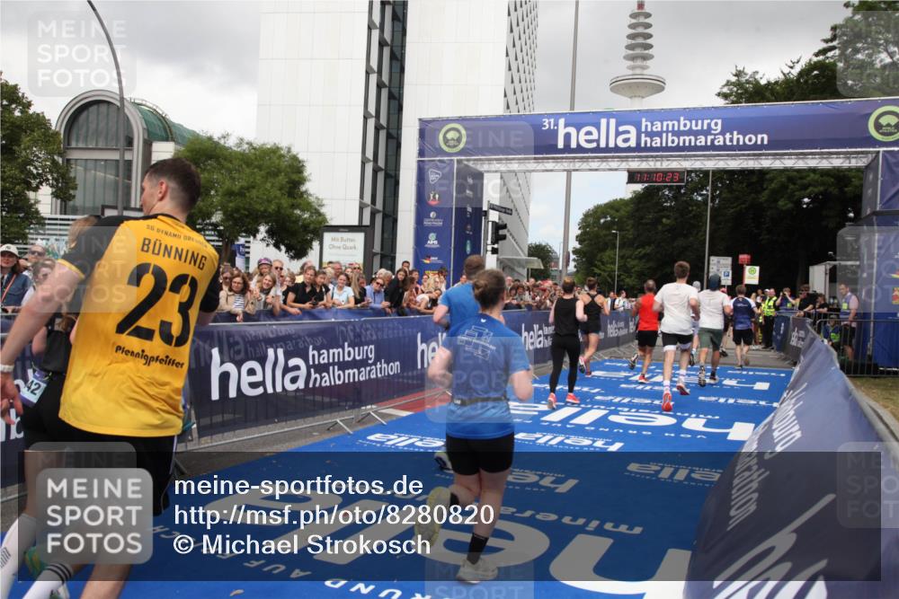 29.06.2025 - hella hamburg halbmarathon Michael Strokosch http://msf.ph/oto/8280820 29.06.2025 11:10:22 Ziel 1850, 1859, 2110, 2359, 3176, 3729, 4007, 7741, 8055, 9975, 10343, 11542, 13788, 15993, 18042, 18957 meine-sportfotos.de