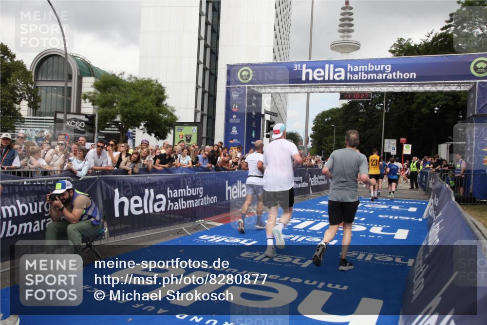 29.06.2025 - hella hamburg halbmarathon Michael Strokosch http://msf.ph/oto/8280877 29.06.2025 11:10:26 Ziel 1850, 2055, 2359, 2594, 7809, 8055, 9113, 9975, 11542, 11774, 13788, 15663, 15834, 15975, 15993, 16709, 18042 meine-sportfotos.de