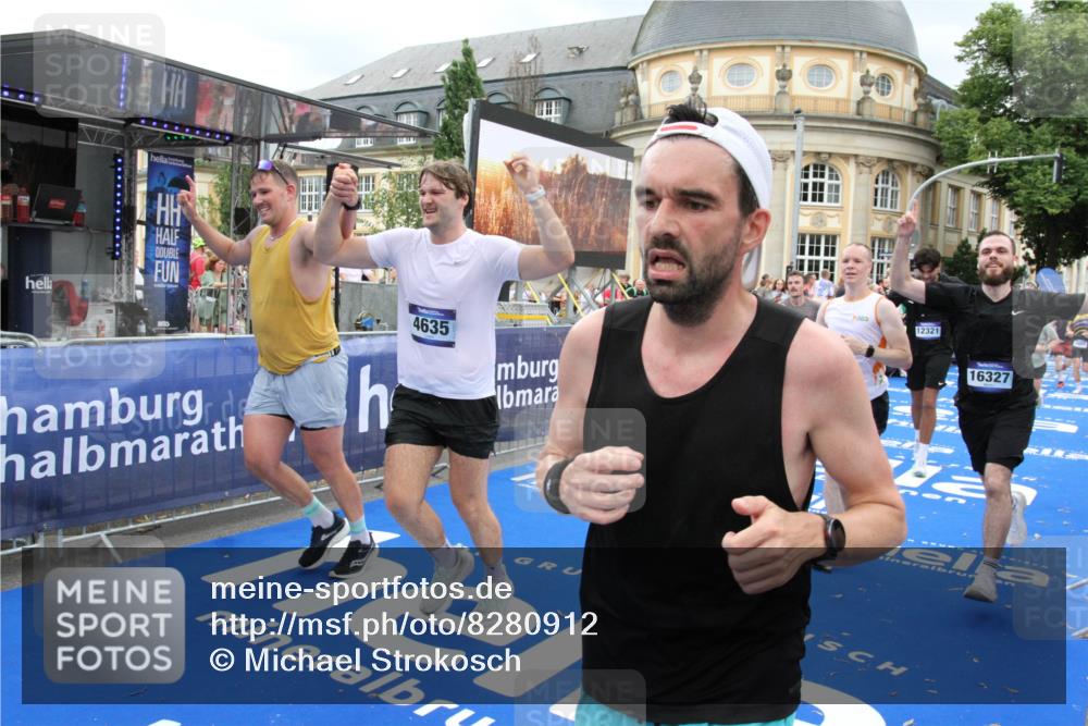 29.06.2025 - hella hamburg halbmarathon Michael Strokosch http://msf.ph/oto/8280912 29.06.2025 10:54:30 Ziel 1442, 3426, 3794, 4635, 4868, 6511, 6512, 7129, 8772, 11009, 11797, 11799, 12321, 12362, 15146, 16327, 19067 meine-sportfotos.de