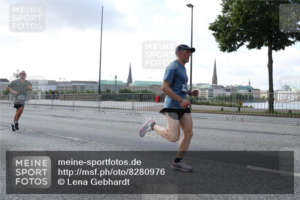 29.06.2025 - hella hamburg halbmarathon Lena Gebhardt http://msf.ph/oto/8280976 29.06.2025 09:45:34 Lombardsbrücke 12308, 1446, 57, 1686, 1707, 1758, 1990, 2689, 2746, 3043, 4050, 4129, 4679, 4698, 4749, 5070, 5187, 5328, 5550, 5746, 5826, 6358, 6781, 6878, 7272, 7389, 7481, 7651, 7723, 7965, 8190, 8209, 8883, 9137, 9381, 9571, 9634, 10017, 10171, 10270, 10484, 10486, 10876, 11120, 11169, 11413, 11857, 12049, 12232, 12234, 12308, 12595, 12691, 12988, 13066, 13343, 13618, 13686, 14028, 14140, 14289, 15672, 15883, 16157, 16713, 16818, 17428 meine-sportfotos.de