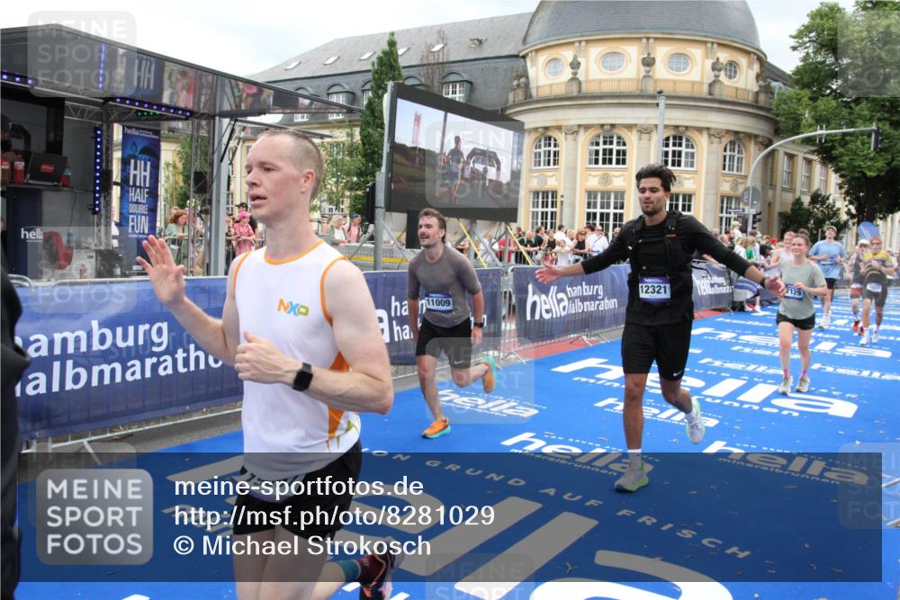 29.06.2025 - hella hamburg halbmarathon Michael Strokosch http://msf.ph/oto/8281029 29.06.2025 10:54:32 Ziel 2474, 3426, 3794, 4635, 4868, 7129, 8798, 11009, 11797, 11799, 12321, 12362, 12607, 15146, 16327, 19067 meine-sportfotos.de