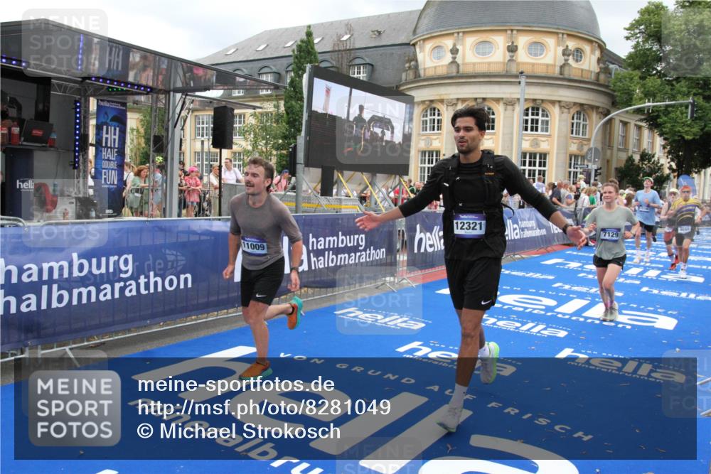 29.06.2025 - hella hamburg halbmarathon Michael Strokosch http://msf.ph/oto/8281049 29.06.2025 10:54:32 Ziel 2474, 3426, 3794, 4635, 4868, 7129, 8798, 11009, 11797, 11799, 12321, 12362, 12607, 15146, 16327, 19067 meine-sportfotos.de