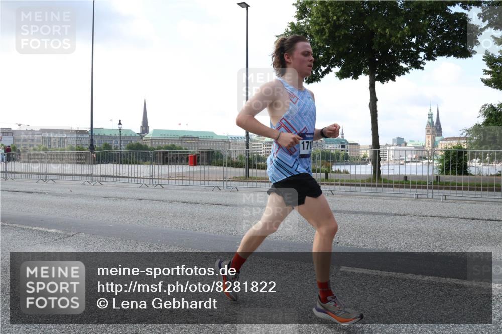 29.06.2025 - hella hamburg halbmarathon Lena Gebhardt http://msf.ph/oto/8281822 29.06.2025 09:45:38 Lombardsbrücke 171, 57, 1686, 1707, 1758, 1990, 2689, 2746, 3043, 4050, 4129, 4679, 4698, 4749, 5070, 5187, 5328, 5550, 5746, 5826, 6358, 6781, 6878, 7272, 7389, 7481, 7651, 7723, 7880, 7965, 8190, 8209, 8883, 9137, 9381, 9571, 9634, 10017, 10171, 10270, 10484, 10486, 10876, 11120, 11413, 11857, 12049, 12232, 12234, 12308, 12595, 12691, 12988, 13066, 13167, 13343, 13618, 13686, 14028, 14140, 14289, 15672, 15883, 16157, 16818 meine-sportfotos.de