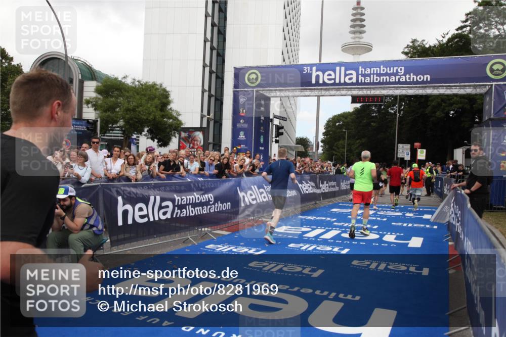 29.06.2025 - hella hamburg halbmarathon Michael Strokosch http://msf.ph/oto/8281969 29.06.2025 11:11:10 Ziel 1032, 2852, 2942, 5242, 7195, 8275, 9738, 10902, 13683, 14413, 16255, 16437, 16687, 18189, 18343 meine-sportfotos.de