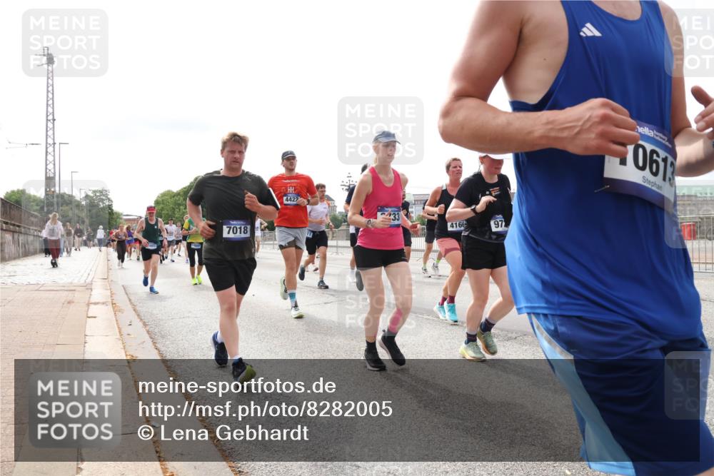 29.06.2025 - hella hamburg halbmarathon Lena Gebhardt http://msf.ph/oto/8282005 29.06.2025 10:20:36 Lombardsbrücke 7018, 4422, 433, 4166, 97, 0613, 1011, 1046, 1069, 1471, 1474, 2053, 2101, 2325, 2478, 2834, 2923, 2945, 3247, 3434, 3733, 3781, 3842, 4154, 4166, 4288, 4422, 4585, 4614, 4739, 4754, 4869, 5181, 5556, 5625, 5659, 5811, 5812, 5831, 5937, 6608, 6951, 7018, 7101, 7131, 7739, 7744, 8025, 8113, 8462, 8588, 8940, 9136, 9722, 9735, 9873, 9981, 10041, 10050, 10350, 10414, 10595, 10613, 10647, 10754, 11100, 11145, 11603, 11835, 11995, 12844 meine-sportfotos.de