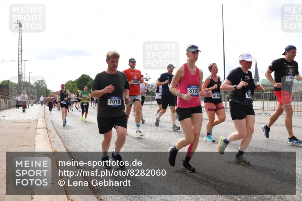 29.06.2025 - hella hamburg halbmarathon Lena Gebhardt http://msf.ph/oto/8282060 29.06.2025 10:20:36 Lombardsbrücke 7018, 422, 3733, 4166, 1297, 1011, 1046, 1069, 1471, 1474, 2053, 2101, 2325, 2478, 2834, 2923, 2945, 3247, 3434, 3733, 3781, 3842, 4154, 4166, 4288, 4422, 4585, 4614, 4739, 4754, 4869, 5181, 5556, 5625, 5659, 5811, 5812, 5831, 5937, 6608, 6951, 7018, 7101, 7131, 7739, 7744, 8025, 8113, 8462, 8588, 8940, 9136, 9722, 9735, 9873, 9981, 10041, 10050, 10350, 10414, 10595, 10613, 10647, 10754, 11100, 11145, 11603, 11835, 11995, 12844 meine-sportfotos.de